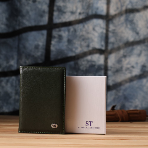 Практичная обложка на паспорт универсального формата из натуральной кожи ST Leather 23081 Зеленый