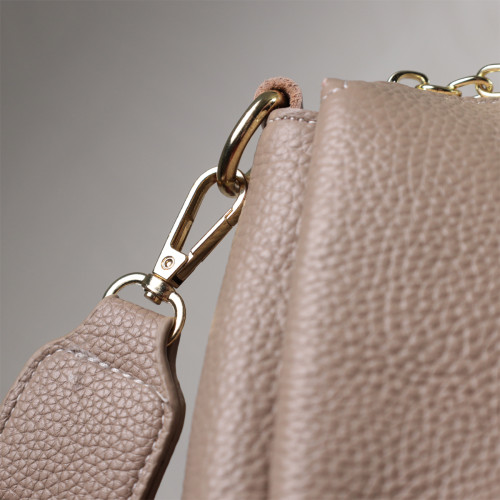 Кожаная женская сумка с металлическим украшением посередине Vintage 22609 Бежевая